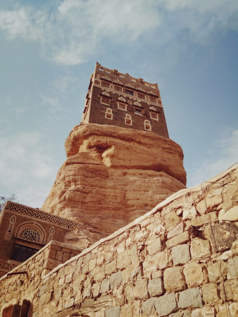 أشادت الحكومة اليمنية بالدعم الاقتصادي السعودي لليمن
